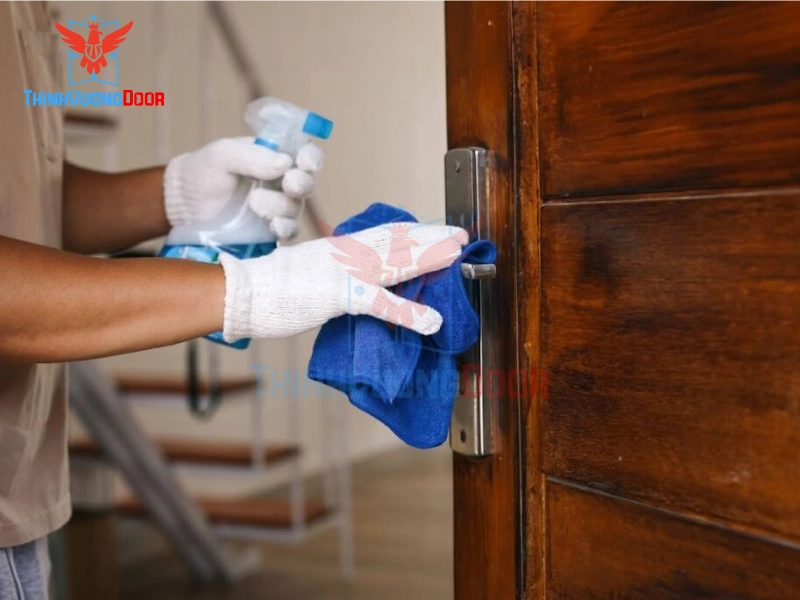 Bảo dưỡng cửa gỗ định kỳ và mẹo giữ cửa luôn bền đẹp