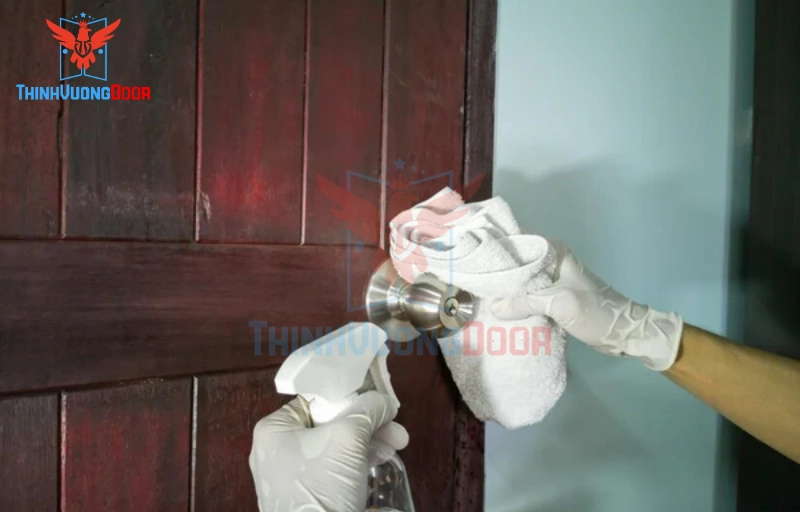Xử lý vết bẩn cứng đầu (dầu mỡ, dấu vân tay, vết ố)