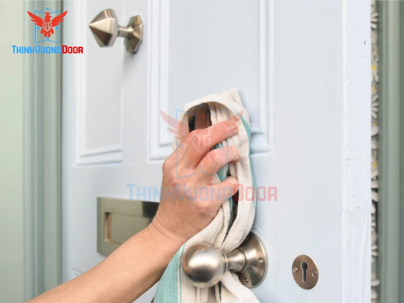 Những sai lầm cần tránh khi vệ sinh cửa gỗ
