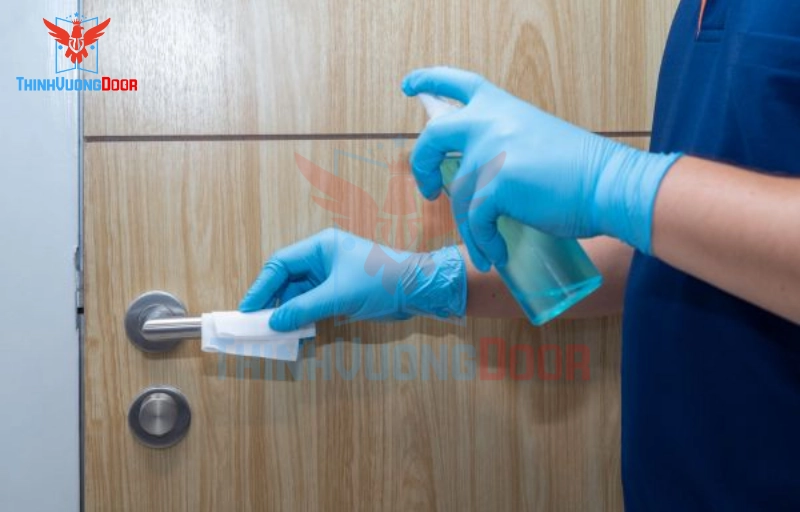 Hướng dẫn bảo quản và vệ sinh cửa gỗ công nghiệp đúng cách