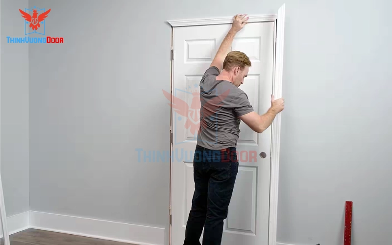 Lắp đặt cánh cửa và phụ kiện