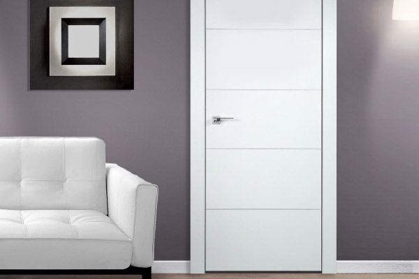 Cửa phòng ngủ màu trắng có thiết kế đơn giản