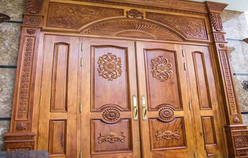 Mẫu cửa gỗ 4 cánh mặt tiền đẹp theo phong cách cổ điển.