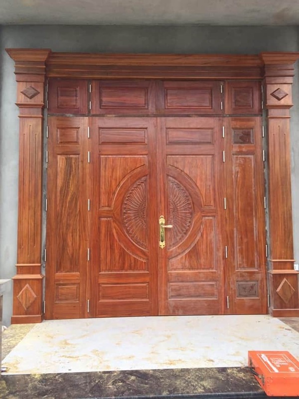 Mẫu cửa gỗ 4 cánh mặt tiền đẹp theo thiết kế lệch.