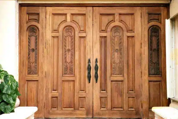Cánh cửa tôn lên vẻ đẹp của gỗ tự nhiên