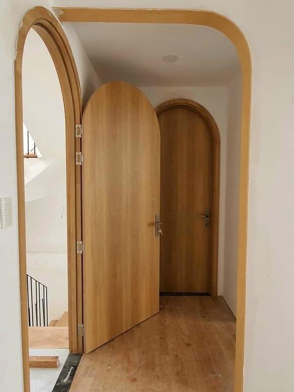 Cửa gỗ phòng ngủ cánh vóm là loại cửa được thiết kế với phần trên của cửa có hình vòm cong